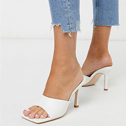 Женские мюли: с чем носят популярную обувь из 90-х