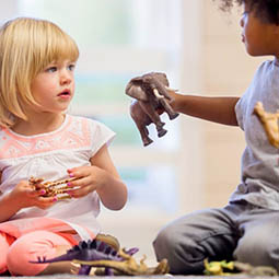 Почему детям важно играть в куклы, причем мальчики – не исключение?