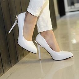 Как правильно носить белые туфли?