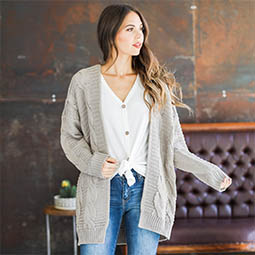 Женские вязаные кардиганы: как выбрать «свои» и с чем их носить?