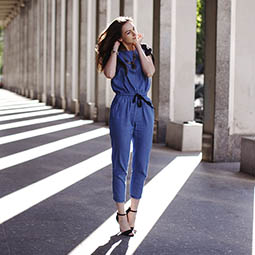 Женские комбинезоны: с чем носить универсальную униформу